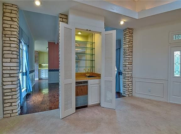 5th image of 209 Deerhaven Dr
