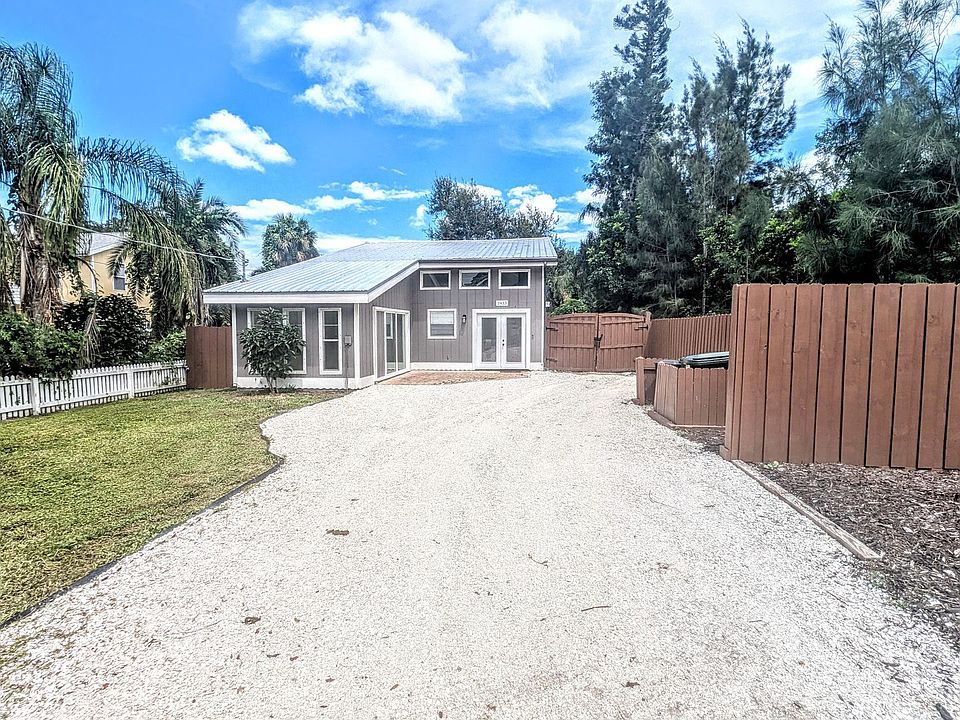1st image of 2433 Burlington Ln