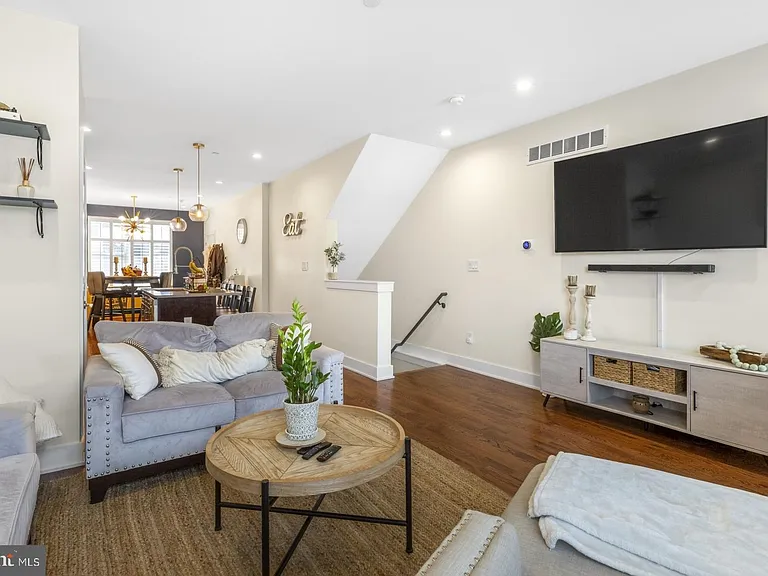 1909 E Hagert St #1 — Photo 14