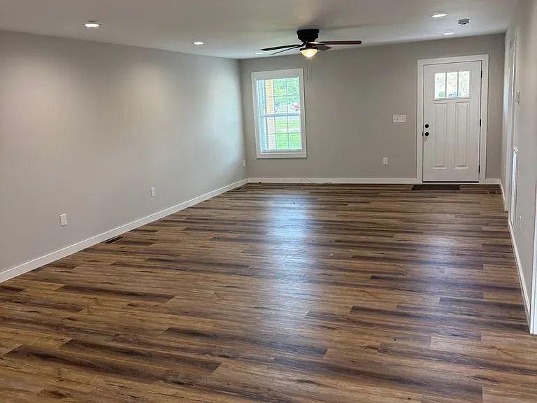 102 Deacon Ln — Photo 3