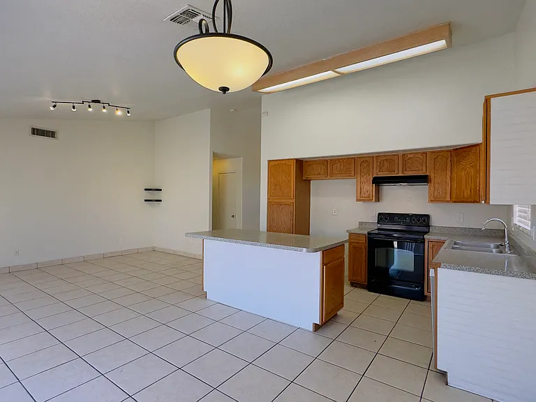 8625 W Edgemont Ave — Photo 4