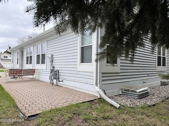5th image of 2421 Glen Cir