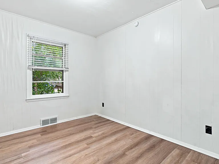 1300 Lola Ave — Photo 15
