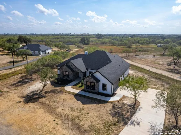 116 Hidden Ranch CT., Floresville, TX 78114