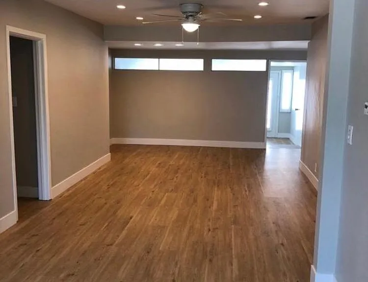 413 W Acacia Ave — Photo 2
