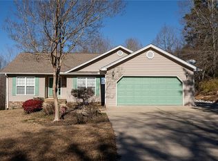 105 Shoreline Dr, Seneca, SC 29672