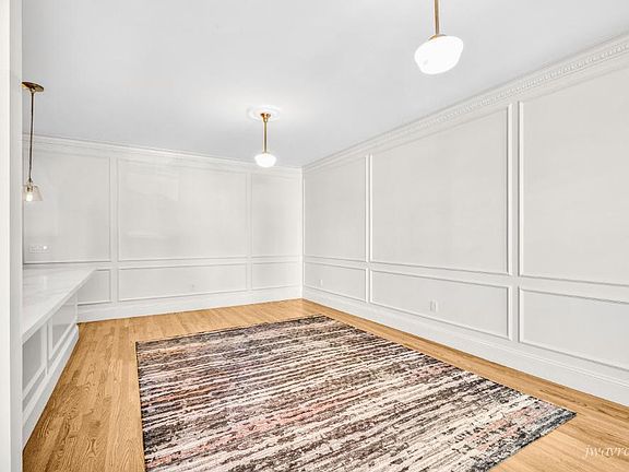 4th image of 714 10th Ave