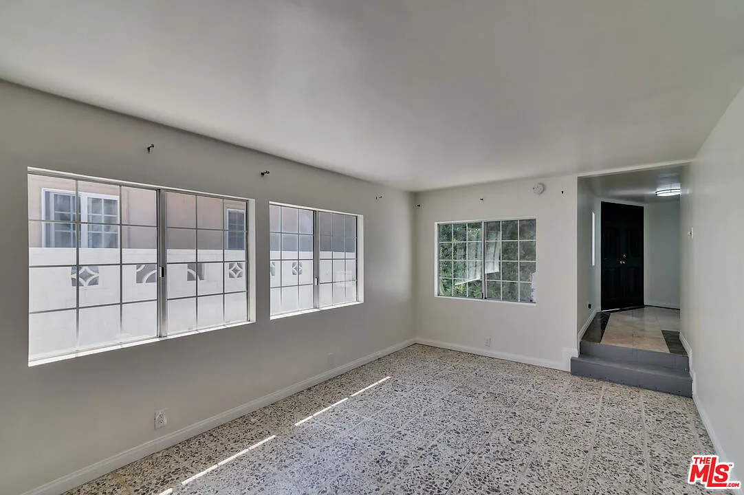 5 bed, 3.0 bath, 2450 sqft, $6,180 — Photo 4