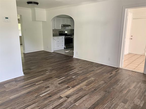 3rd image of 406 Cottonwood St