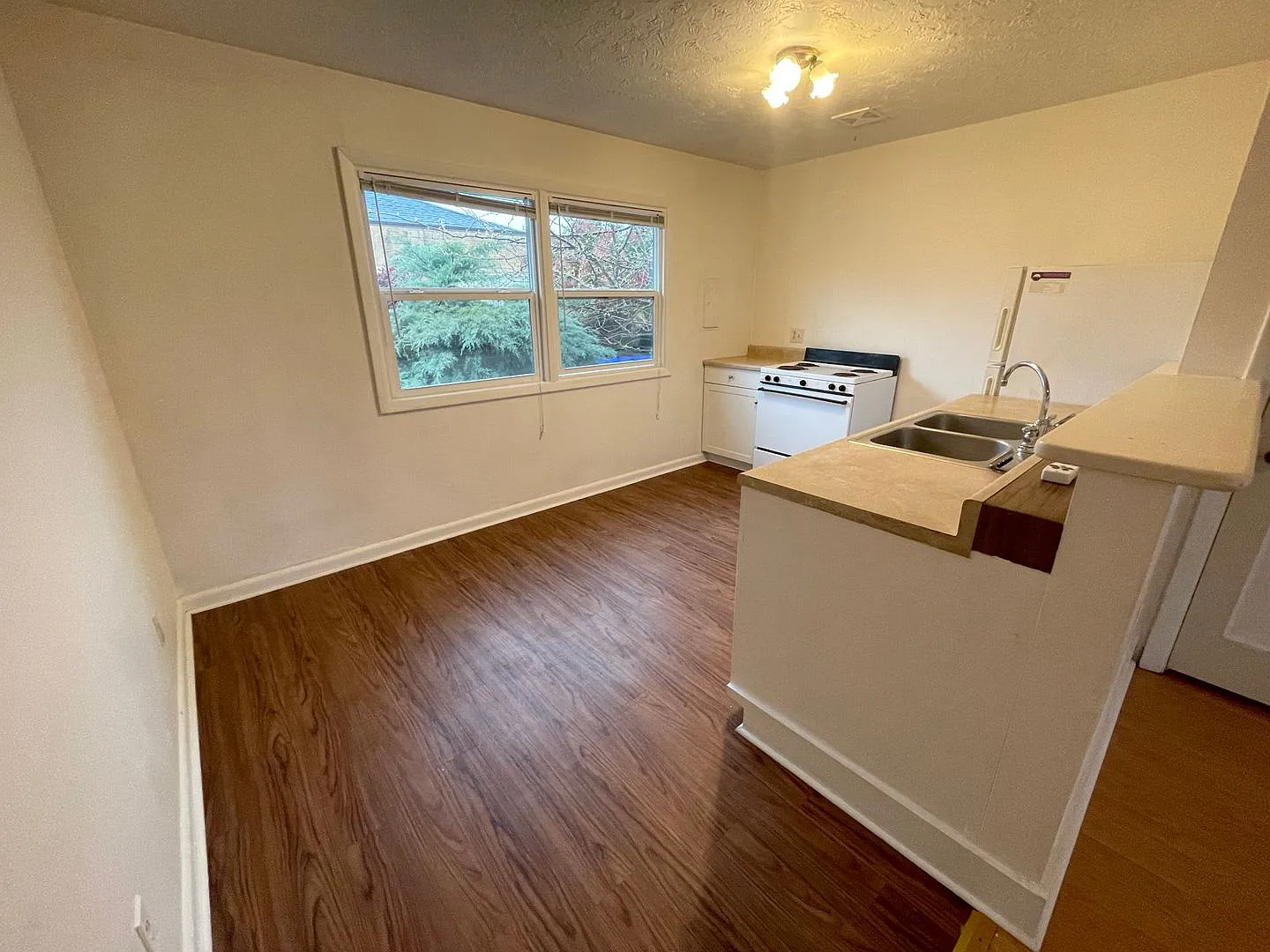 Cozy Woodlawn Studio with Full Kitchen & Parking — Photo 3