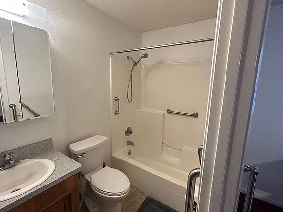 4th image of 155 SE Goldie Way