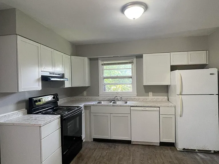 1728 Shenandoah Dr — Photo 2