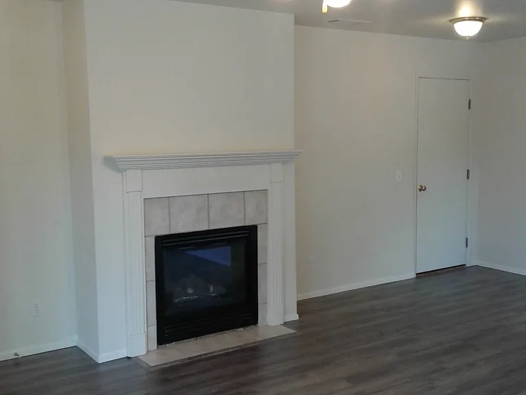 737 NE Savannah Dr #4 — Photo 4