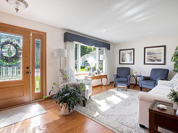 2nd image of 1851 Acorn Ln