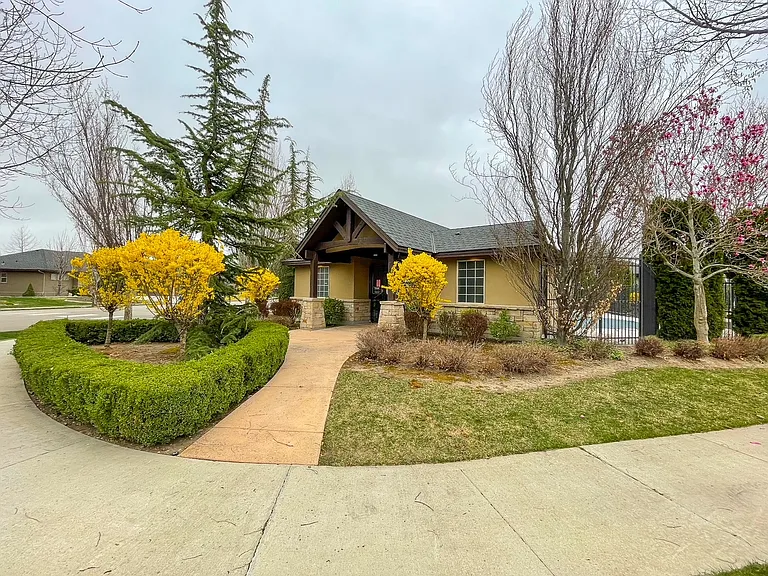 307 E Grove Creek Ln — Photo 8