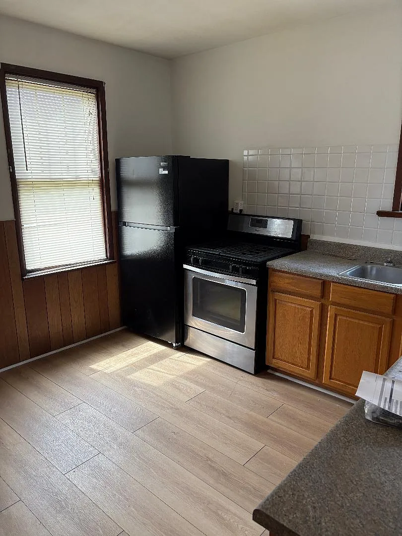 1 bed, 1000 sqft, $995 — Photo 2