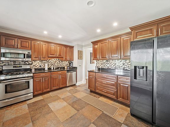 5th image of 6402 Macarthur Dr