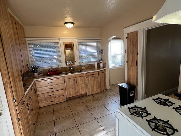 4th image of 4048 W 28th St #0