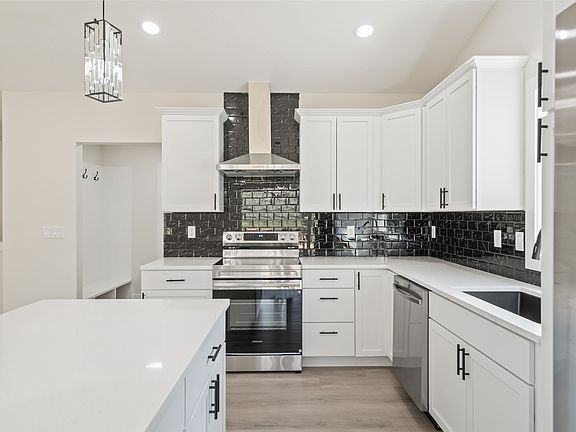 4th image of 4026 Glover Ave