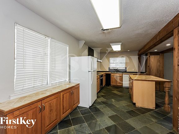 4th image of 613 E University Ave