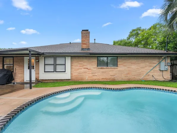 8215 Braes River Dr, Houston, TX 77074
