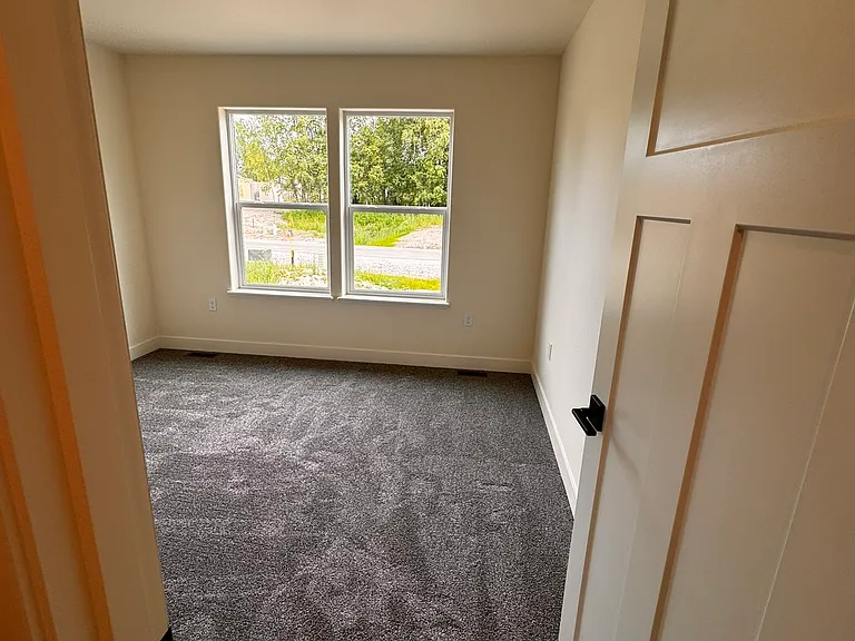2544 N Midland Ave — Photo 25