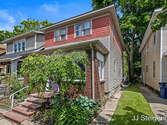 2nd image of 109 Caledonia St NE