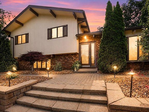 3rd image of 547 Heather Ln