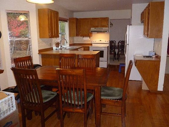Kitchen eating area