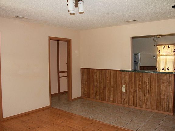 2nd image of 913 E 3rd St