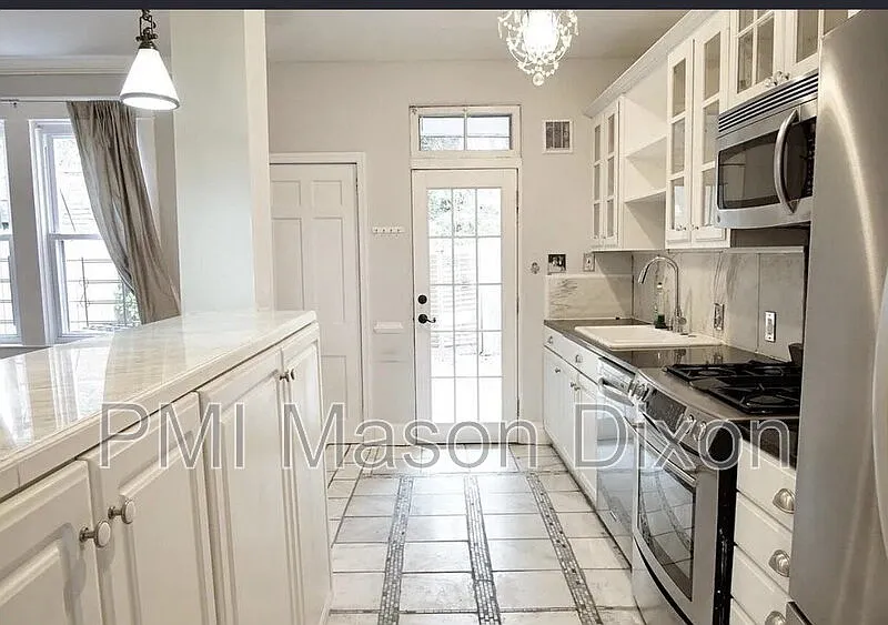 3 bed, 1.5 bath, 1860 sqft, $2,500 — Photo 2