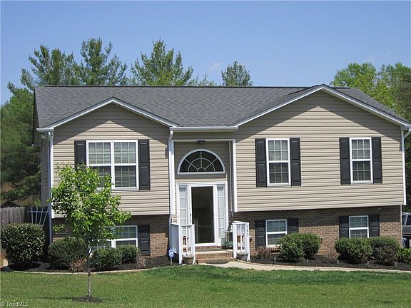 3rd image of 985 Brentwood Park Ln