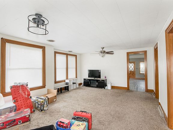 4th image of 303 S Main St