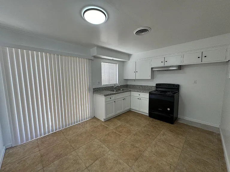 2600 Haley St — Photo 4