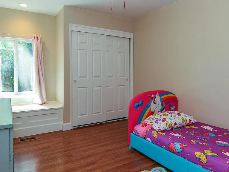 Elmwood Ct — Photo 30