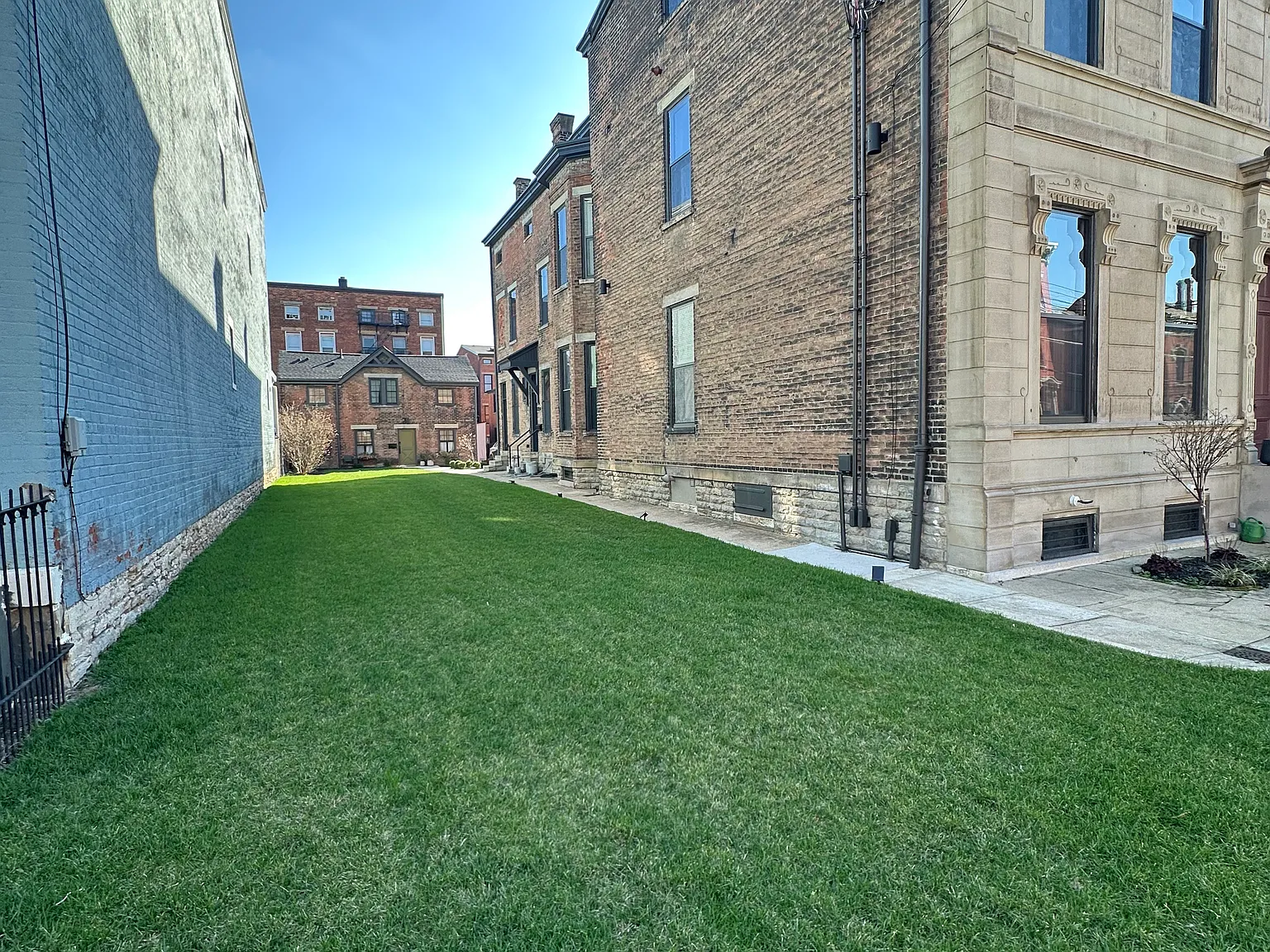 3 bed, 2.5 bath, 2700 sqft, $3,500 — Photo 4