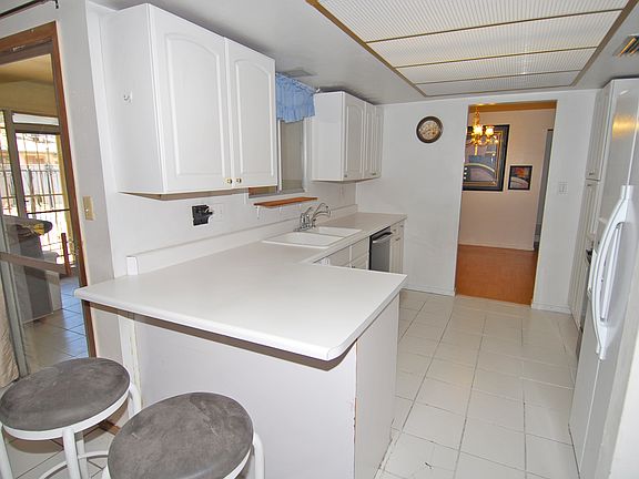 5th image of 622 E Manhatton Dr