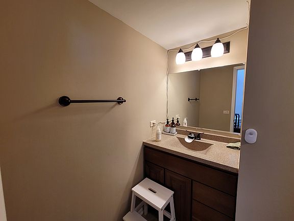 4th image of 615 Newbury Ln