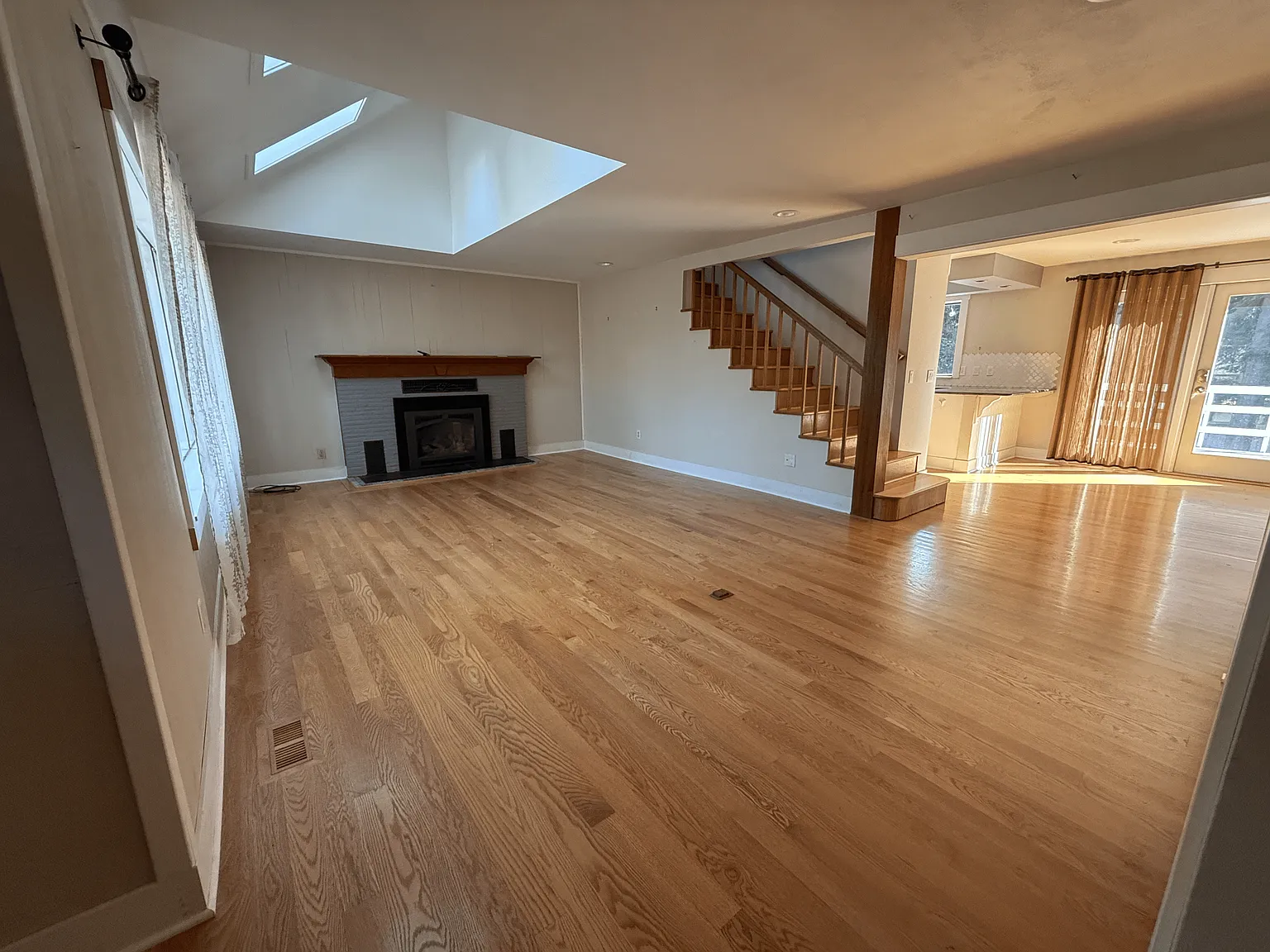 4 bed, 2200 sqft, $3,800 — Photo 3
