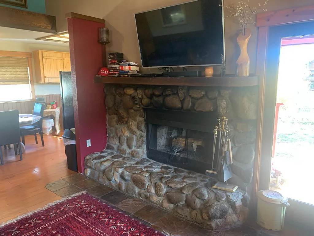 3 bed, 2100 sqft, $3,150 — Photo 2
