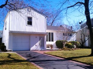 3 Forest Rd, Valley Stream, NY 11581