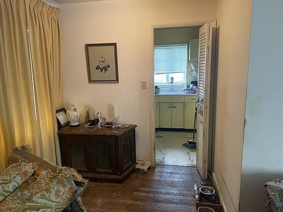 3rd image of 606 Quade St