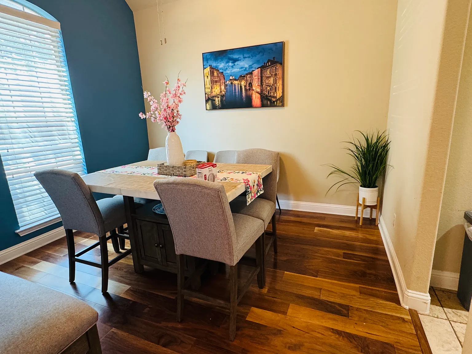 3 bed, 2090 sqft, $2,600 — Photo 2