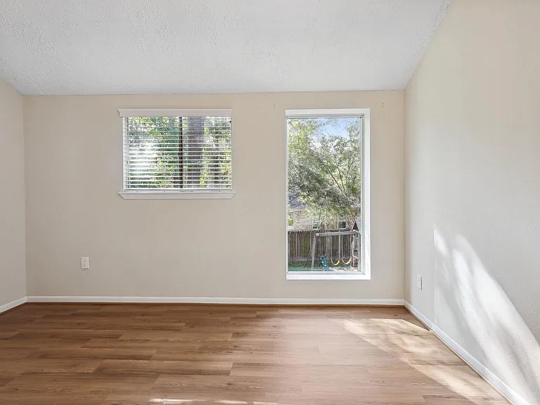 68 NE Yewleaf Rd — Photo 18