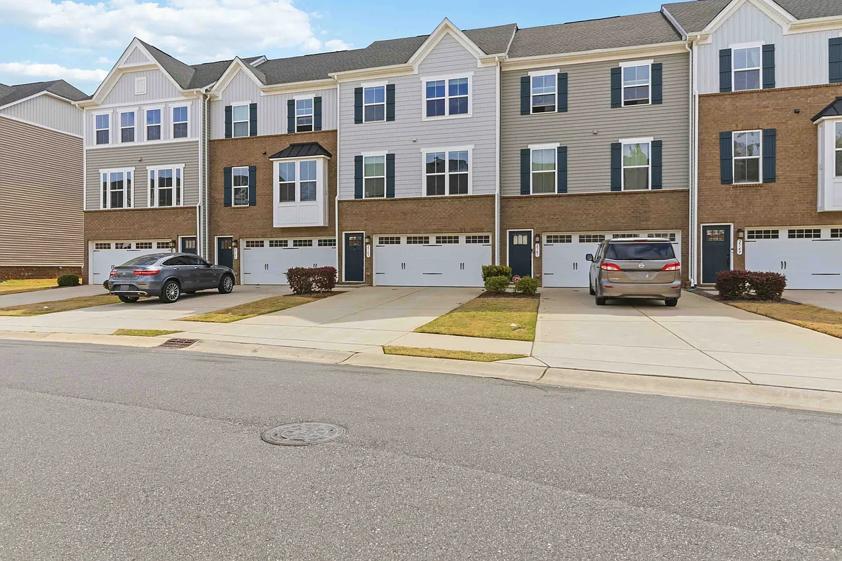 Building Photo - 2545 Grantham Place Dr