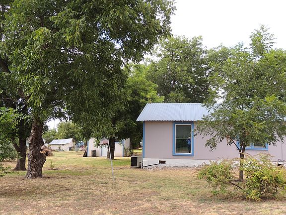 3rd image of 201 W Live Oak St