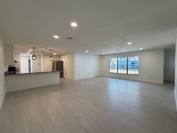 3rd image of 1219 Lindsey Rd