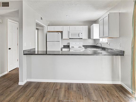 2nd image of 1006 Autumn Cir #B