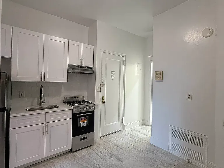 129 Perry St #4C — Photo 4