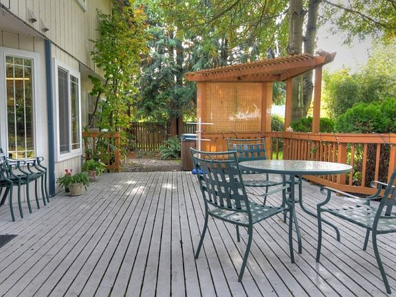 Beautiful, large deck.